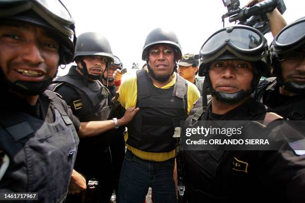 Agentes de la Policia Nacional Civil custodian a Wagner Amilcar Morales Silva , supuesto implicado en la muerte de los tres diputados salvadorenos al...