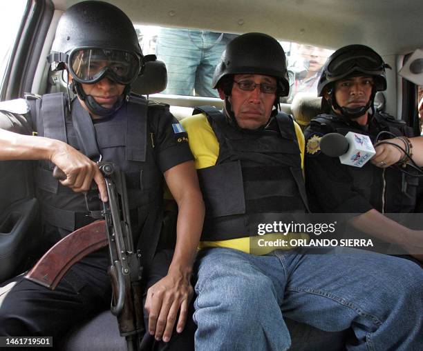 Agentes de la Policia Nacional Civil custodian en un vehículo a Wagner Amilcar Morales Silva , supuesto implicado en la muerte de los tres diputados...