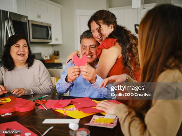familia haciendo tarjetas para el día de san valentín - día de san valentín festivo fotografías e imágenes de stock