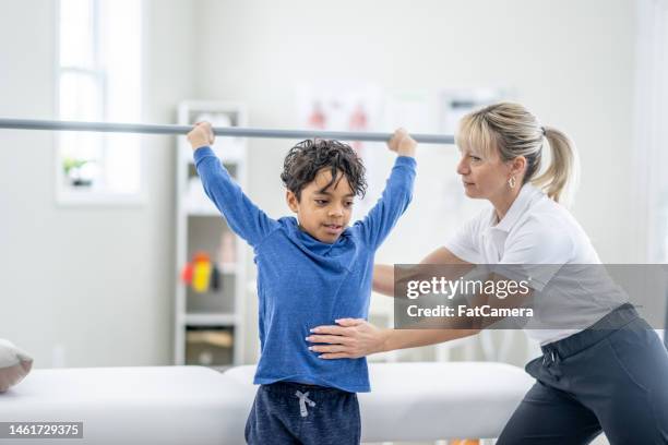 stretching in der therapie - reck stock-fotos und bilder