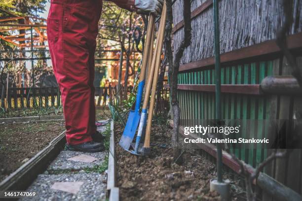 senioren im ruhestand bereiten sich auf gartenarbeit vor - rechen stock-fotos und bilder