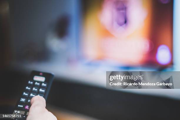 hand with tv remote - televisão de alta definição imagens e fotografias de stock