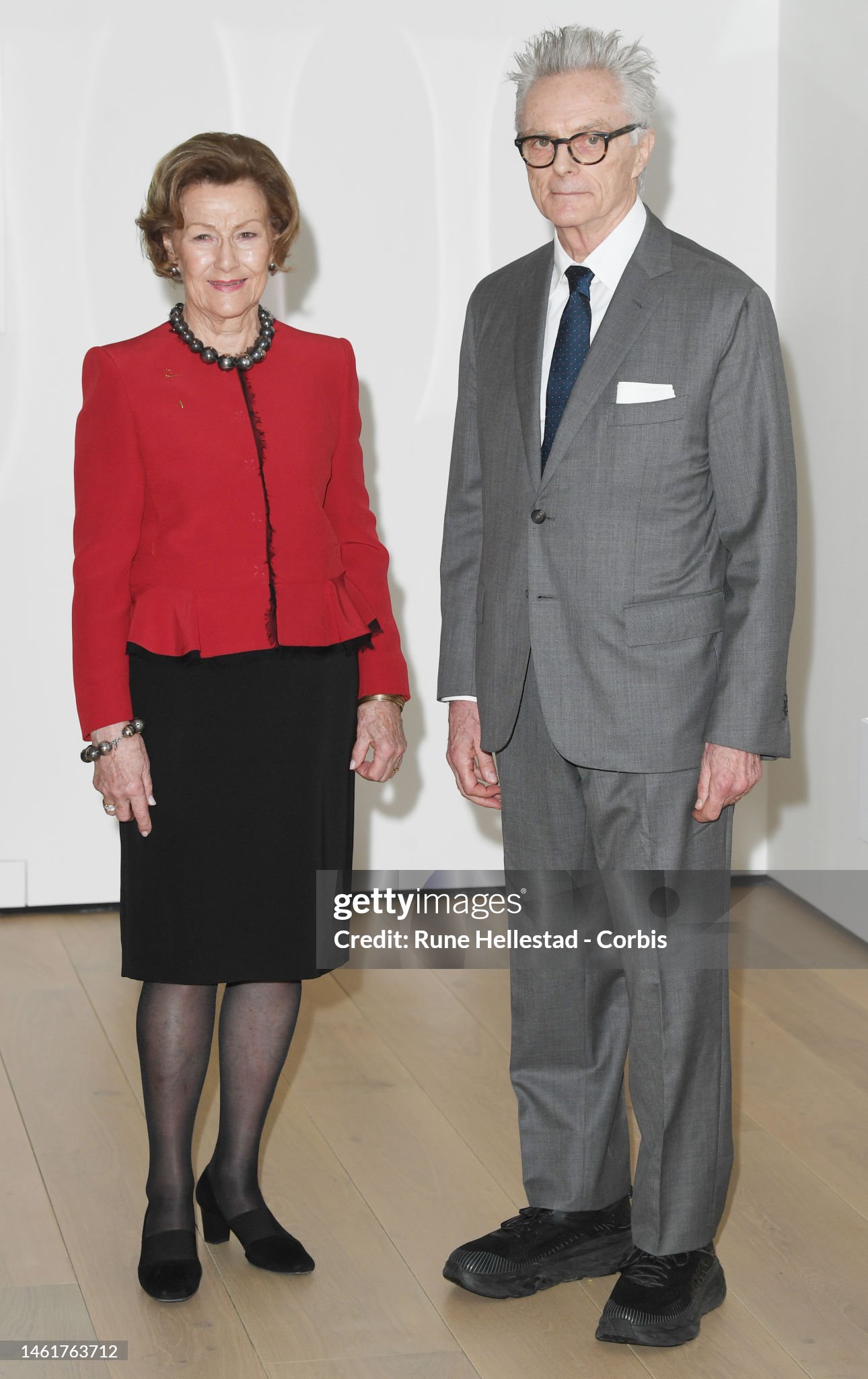 https://media.gettyimages.com/id/1461763712/de/foto/queen-sonja-of-norway-and-carroll-dunham-attend-the-opening-of-carroll-dunhams-exhibition.jpg?s=2048x2048&w=gi&k=20&c=_aL_txRFXJKM2PmjrOqwhIw5nXhWE9Zz4x93RDfdboQ=