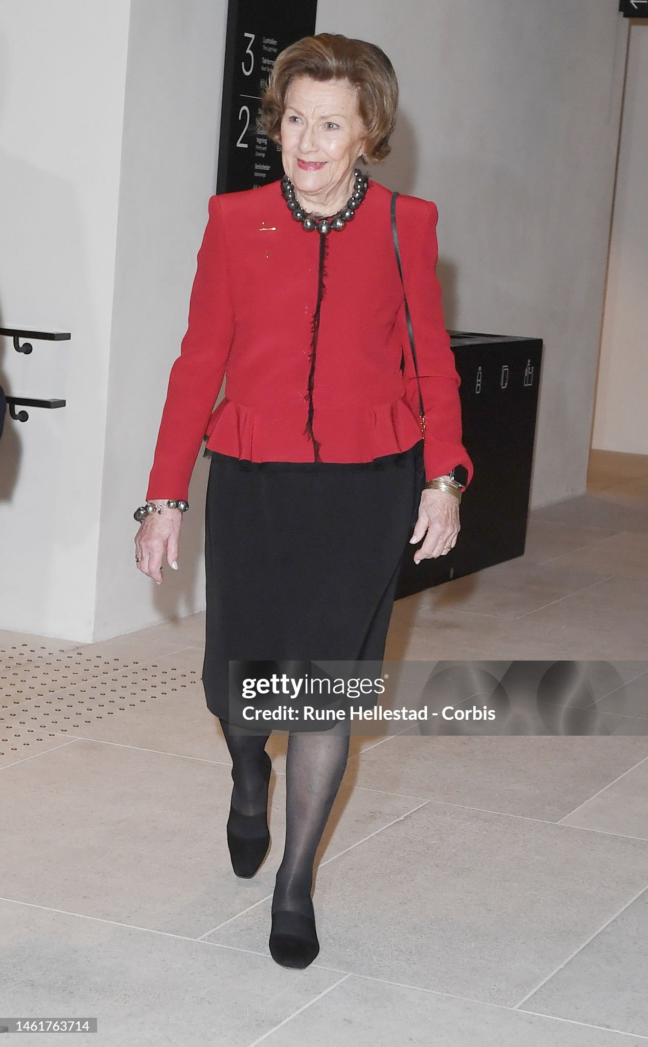 https://media.gettyimages.com/id/1461763714/de/foto/queen-sonja-of-norway-attends-the-opening-of-carroll-dunhams-exhibition-where-am-i-prints-1985.jpg?s=2048x2048&w=gi&k=20&c=vbv-6eFr-sQk4dx_EddpJcuedaVcHpWF0kVK-5qZS18=