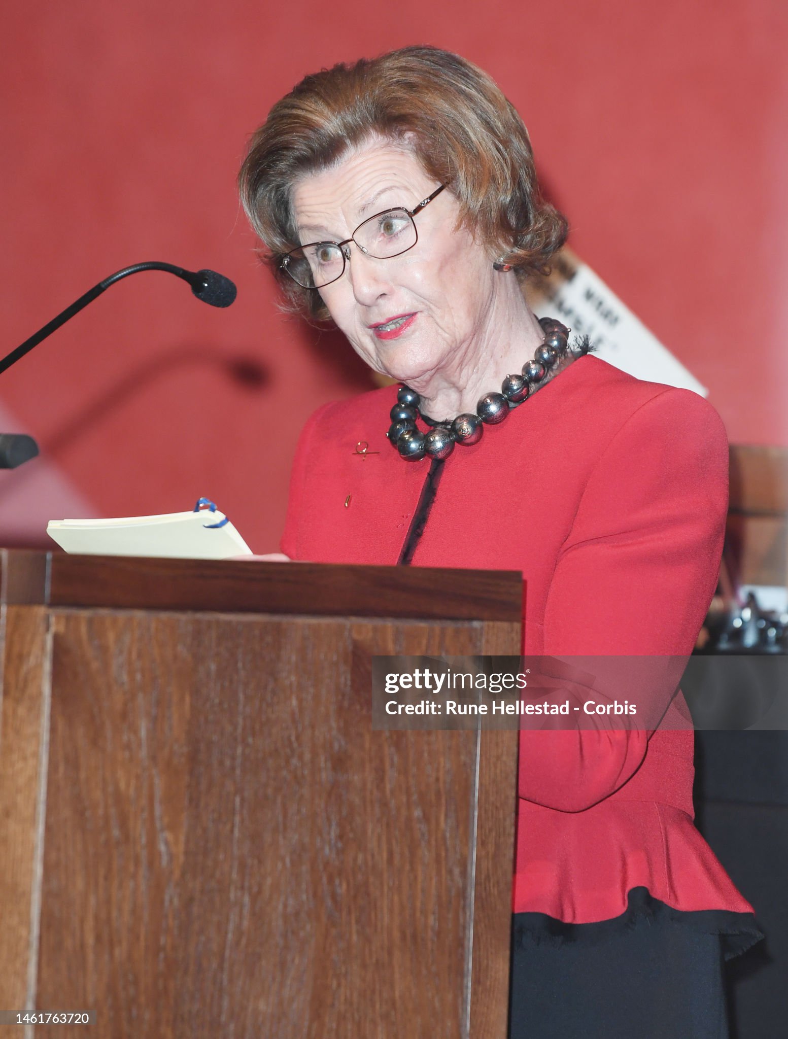 https://media.gettyimages.com/id/1461763720/de/foto/queen-sonja-of-norway-attends-the-opening-of-carroll-dunhams-exhibition-where-am-i-prints-1985.jpg?s=2048x2048&w=gi&k=20&c=VPsaNFqWNjgTwvmfmS2yL5s92rR60wZQRfc8qDZNEug=