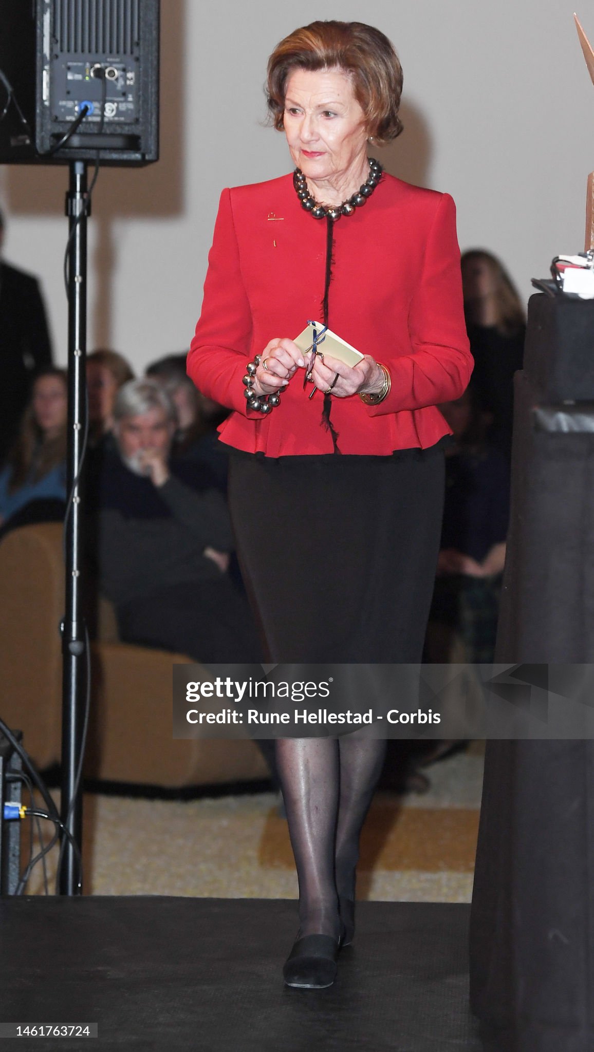 https://media.gettyimages.com/id/1461763724/de/foto/queen-sonja-of-norway-attends-the-opening-of-carroll-dunhams-exhibition-where-am-i-prints-1985.jpg?s=2048x2048&w=gi&k=20&c=LJEhPkJzeNVcQhNZa7HnGOremKxj2pZ8FMnamCfnMX4=