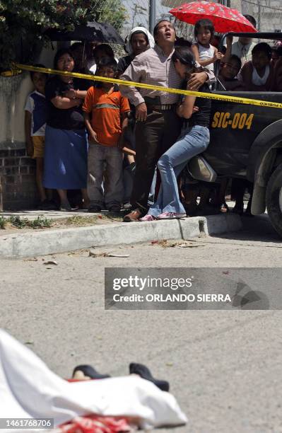 Una pareja llora la muerte violenta de una maestra de educacion primaria en el barrio Jardines de la Mansion, al sur de Ciudad de Guatemala, el 03 de...