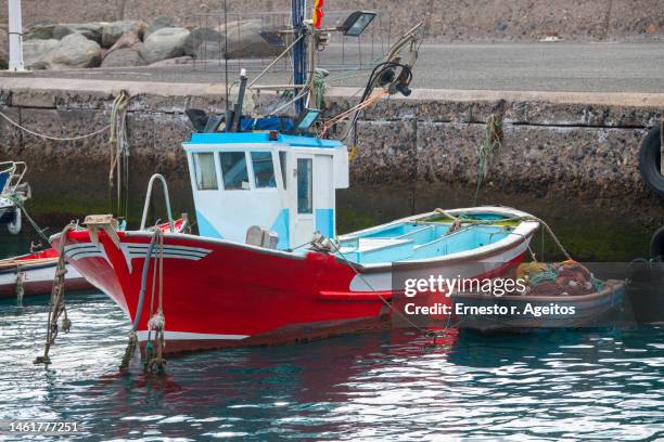 fishing boat moored in port - barco pesquero fotografías e imágenes de stock