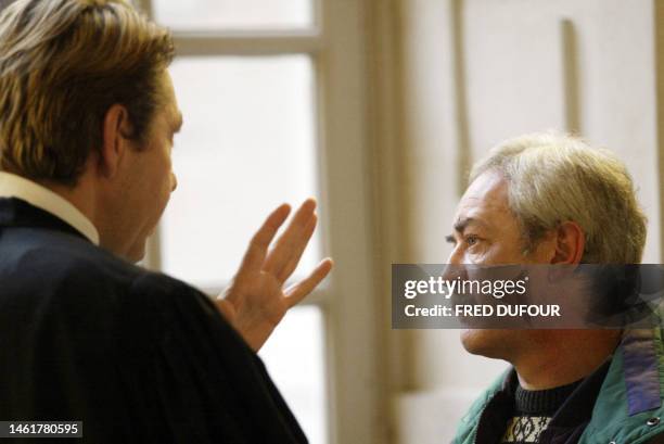 Jean-Louis F. Discute avec son avocat, le 15 novembre 2005, avant l'ouverture du procès de sa femme, devant la cour d'assises d'Ille-et-Vilaine....