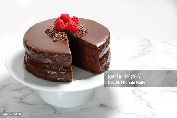 raspberry chocolate cake - cake stock pictures, royalty-free photos & images