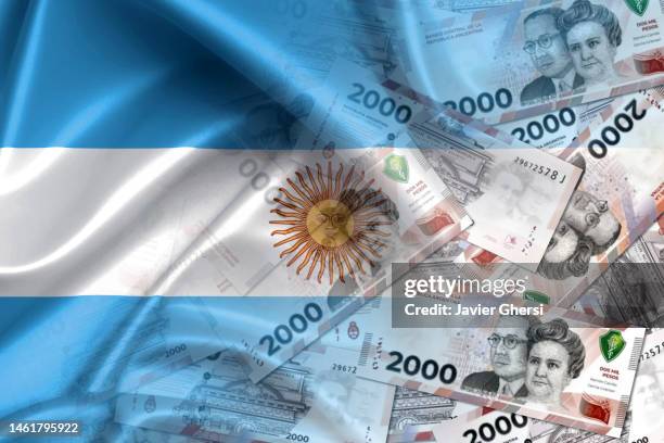 banknotes of 2000 argentine pesos in cash and flag of argentina - cultura argentina imagens e fotografias de stock