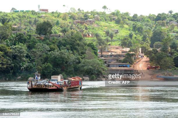 Ferry crosses the Xingu River between the communities of Anapu and Belo Monte, to connect the Trans-Amazonian Highway, in the northern Brazilian...