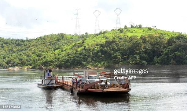 Ferry crosses the Xingu River between the communities of Anapu and Belo Monte, to connect the Trans-Amazonian Highway, in the northern Brazilian...