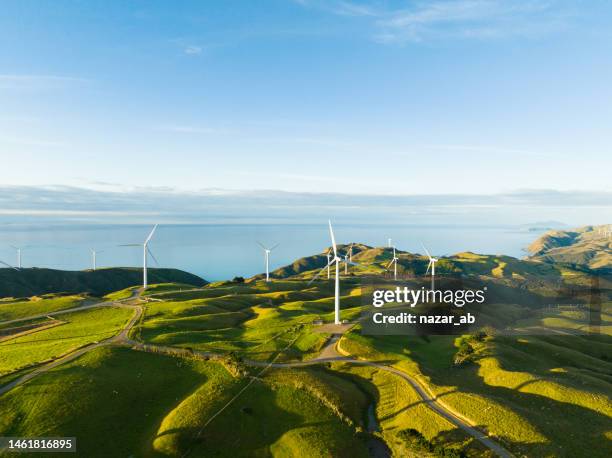 vue aérienne des moulins à vent avec la côte en arrière-plan. - structure actionnée par le vent photos et images de collection