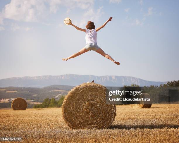 jumping - amarillo color stockfoto's en -beelden