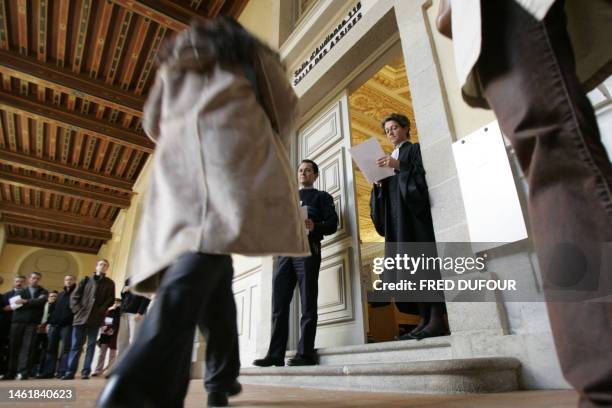 Des témoins sont appelés à se présenter, le 15 novembre 2005, lors de l'ouverture du procès de Christine F. Devant la cour d'assises...