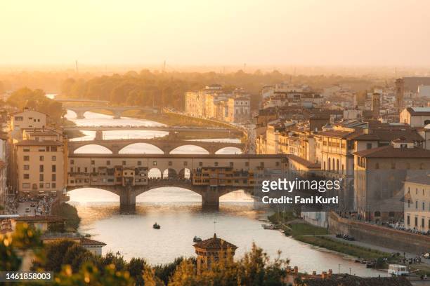 ponte vecchio at sunset, florence italy - vecchio stockfoto's en -beelden