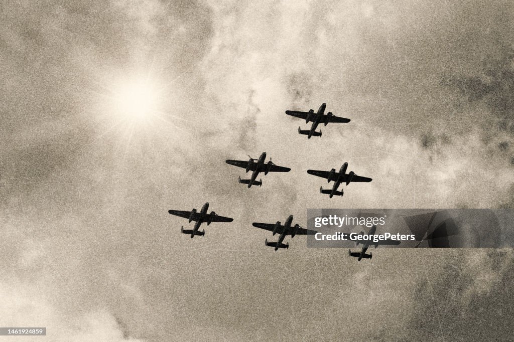 WW2 Mitchell B-25 Mittlere Bomber fliegen in V-Formation