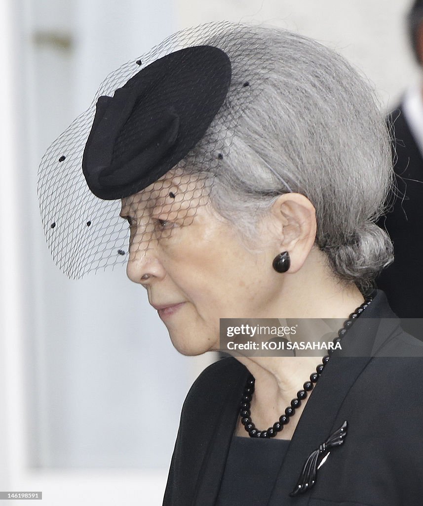 Japanese Empress Michiko leaves with Emp