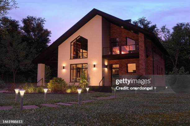 luxuriöse moderne villa außen mit garten in der abenddämmerung - gartenhaus stock-fotos und bilder
