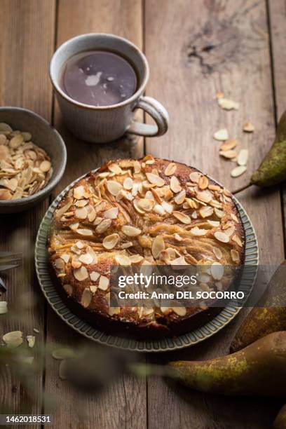 home made almond cake with pears - cake photos et images de collection