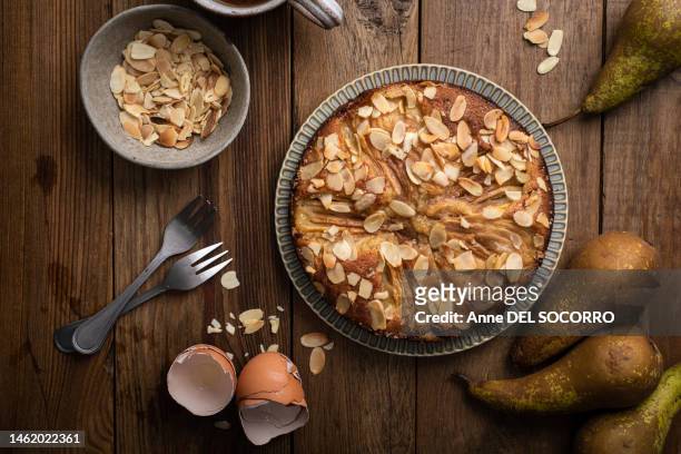 home made almond cake with pears - cake photos et images de collection