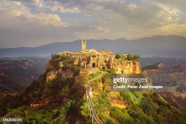 civita di bagnoregio - civita di bagnoregio fotografías e imágenes de stock