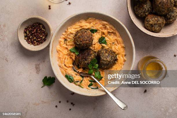 vegetal homemade lentil balls with creamy tomato pasta - saus stockfoto's en -beelden