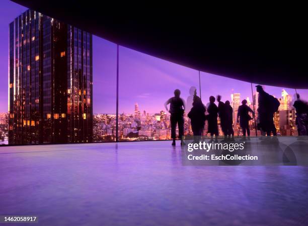 people watching projection of skyline of new york on a large curved screen - edificio de eventos - fotografias e filmes do acervo