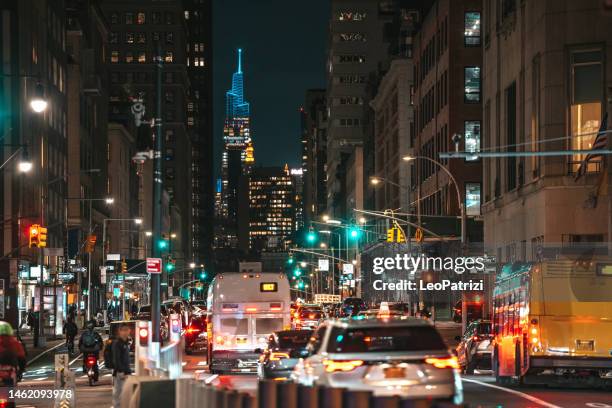 tráfico en el bajo manhattan nueva york por la noche - bajo manhattan manhattan fotografías e imágenes de stock