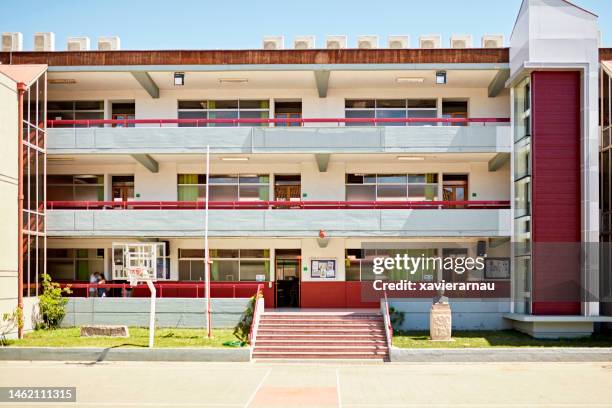 entrance to elementary school - elementary school building stock pictures, royalty-free photos & images