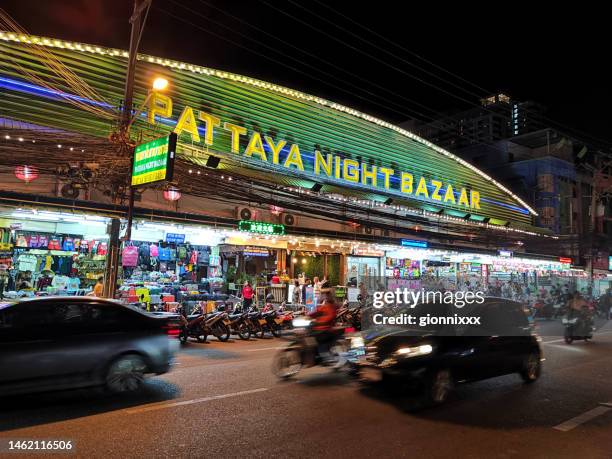 bazar notturno di notte, pattaya, tailandia - pattaya night market foto e immagini stock