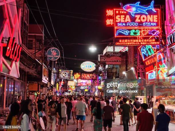 crowd in walking street, pattaya, thailand - strand pattaya stock-fotos und bilder