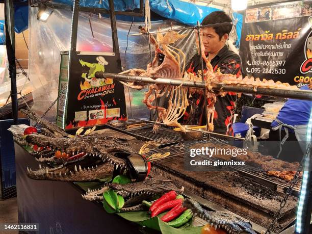 krokodilgrill auf dem nachtmarkt, pattaya, thailand - strand pattaya stock-fotos und bilder