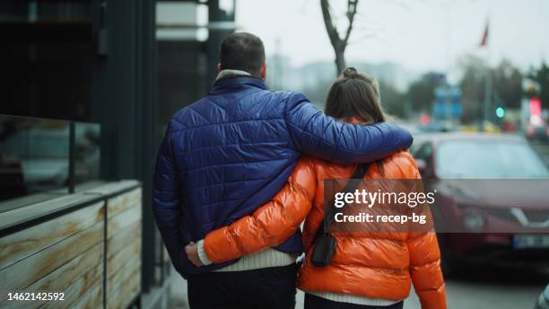 jovem casal fazendo compras e namorando e andando na cidade no inverno - padded jacket - fotografias e filmes do acervo