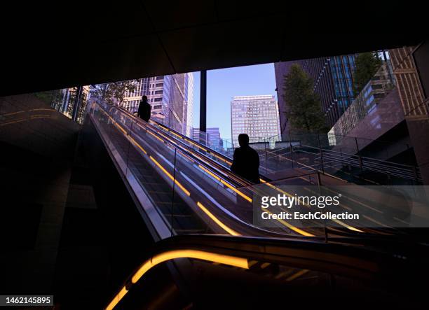 morning commuters arriving at marunouchi business district in tokyo, japan - business vision foto e immagini stock
