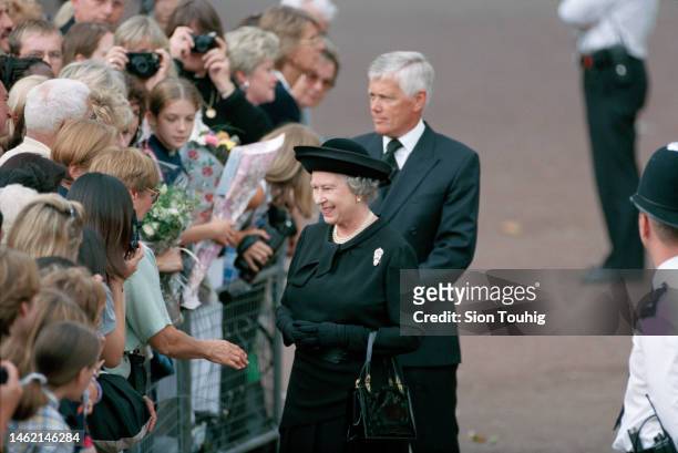 Devant St. James, la reine Elizabeth va à la rencontre de la foule venue rendre hommage à Lady Diana.