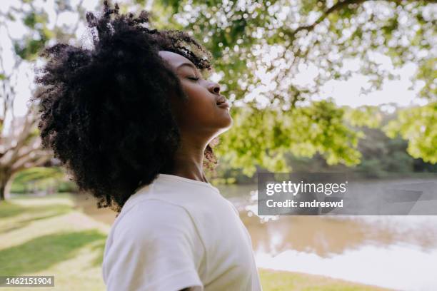 uma criança respirando ar puro na natureza - child deep breathing - fotografias e filmes do acervo