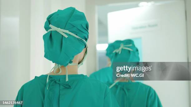 surgeon walking into the operation room. - operatiegewaad stockfoto's en -beelden