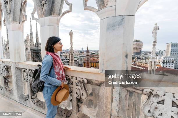 joven turista disfrutando de la vista desde la catedral de milán - catedral de milán fotografías e imágenes de stock