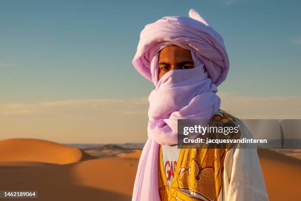 joven bereber en el desierto de chebbi en marruecos - turbante fotografías e imágenes de stock