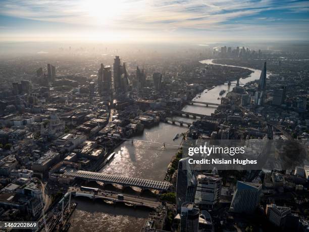 aerial view of london skyline at sunrise looking east - thames river stockfoto's en -beelden