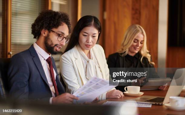 sitzung im sitzungssaal des business boardrooms - bussines group suit tie stock-fotos und bilder