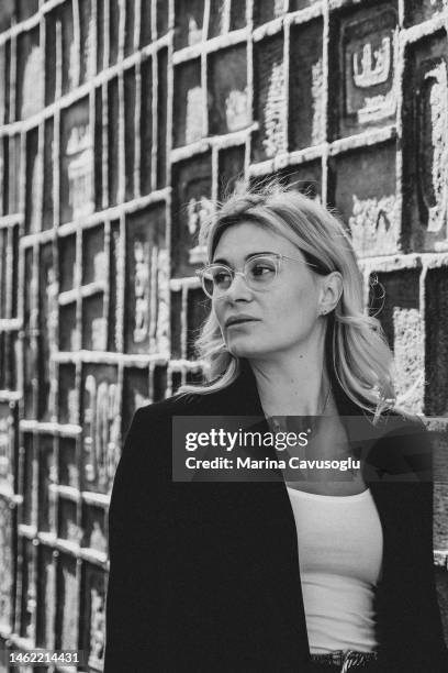 black an white portrait of a woman in glasses. - black and white fotos stock-fotos und bilder