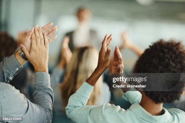 ¡aplaudiendo en un seminario! - aclamar fotografías e imágenes de stock