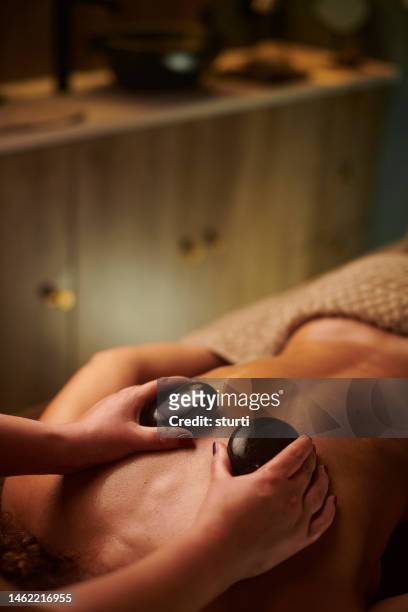 masajes lastone - terapia lastone fotografías e imágenes de stock