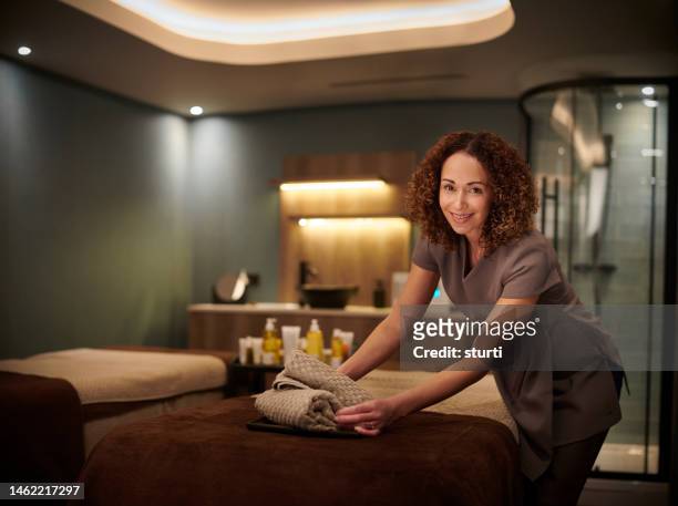 un spa de luxe vous attend - banc de massage photos et images de collection