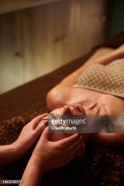 masaje facial - head massage fotografías e imágenes de stock