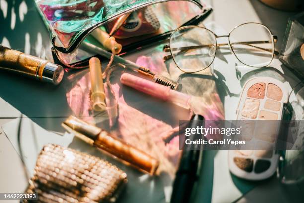 top view cosmetic make-up bag with beauty products - bolsa de cor creme fotografías e imágenes de stock