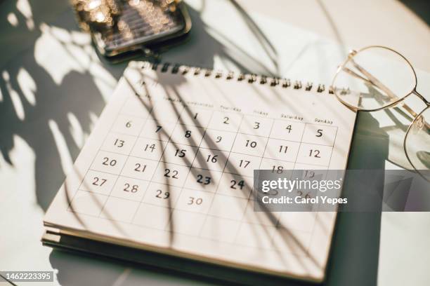 april calendar on desk - kalender stock-fotos und bilder